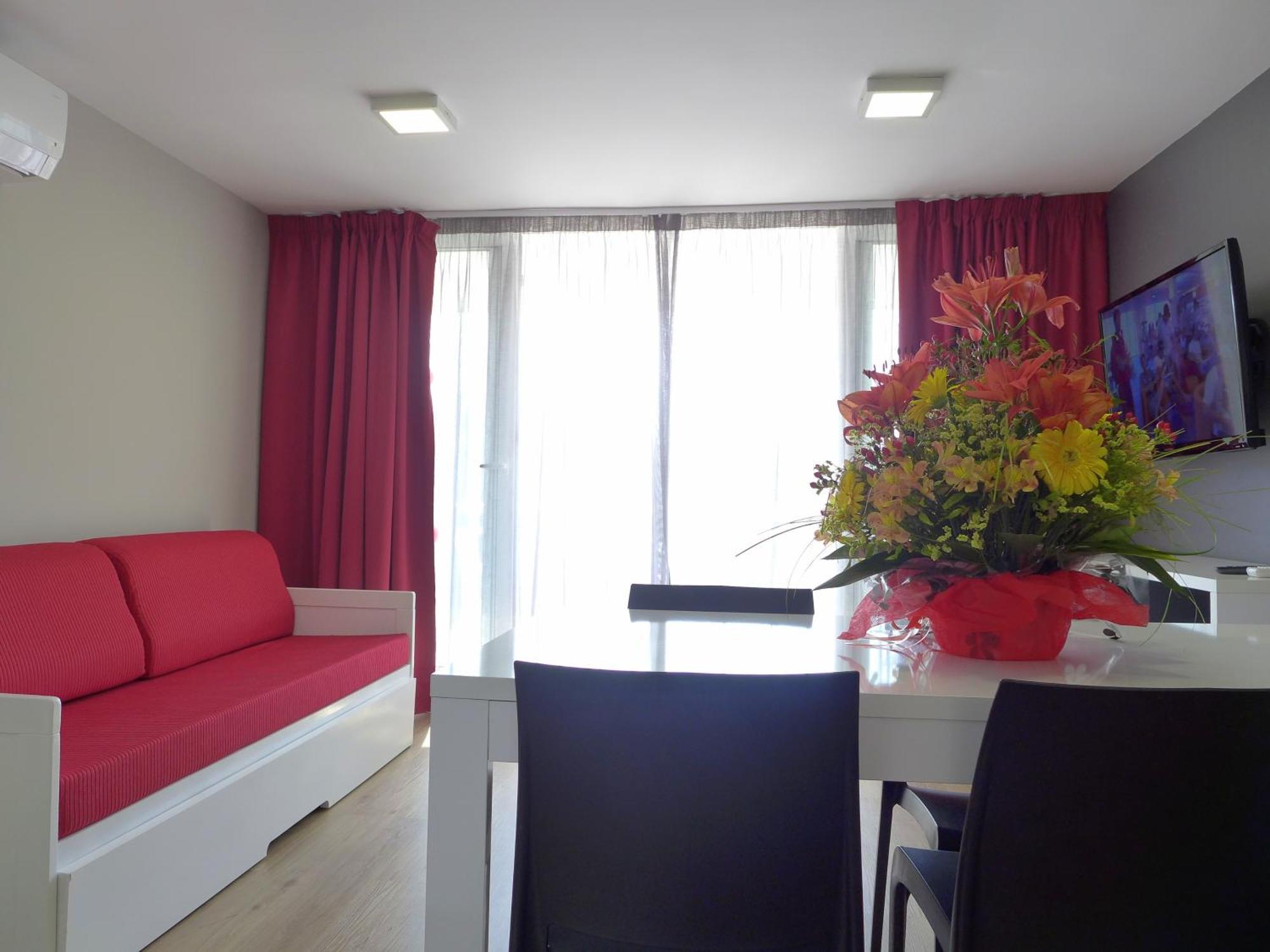 Rentalmar Navarra Family Suites Salou Oda fotoğraf