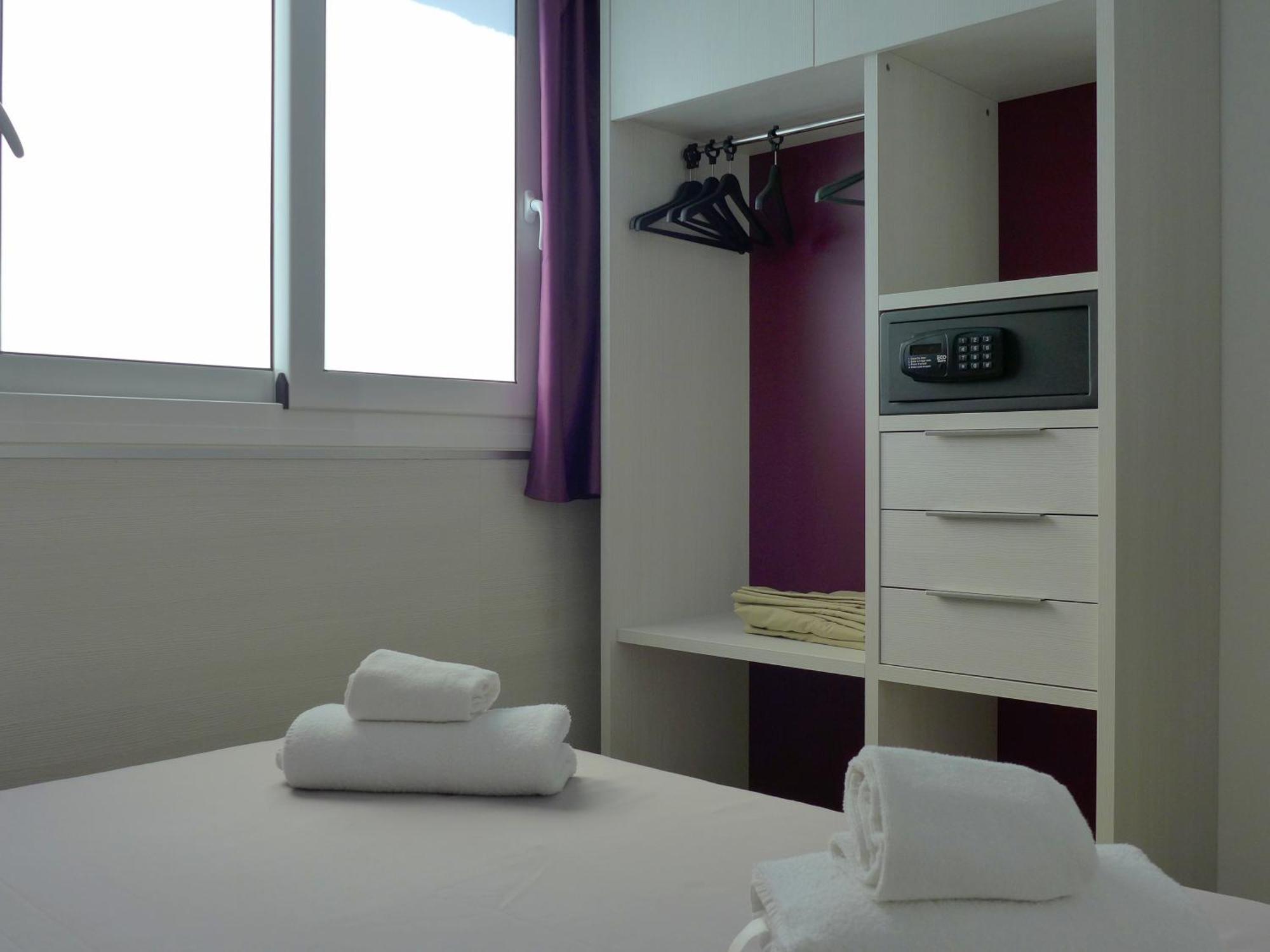 Rentalmar Navarra Family Suites Salou Oda fotoğraf