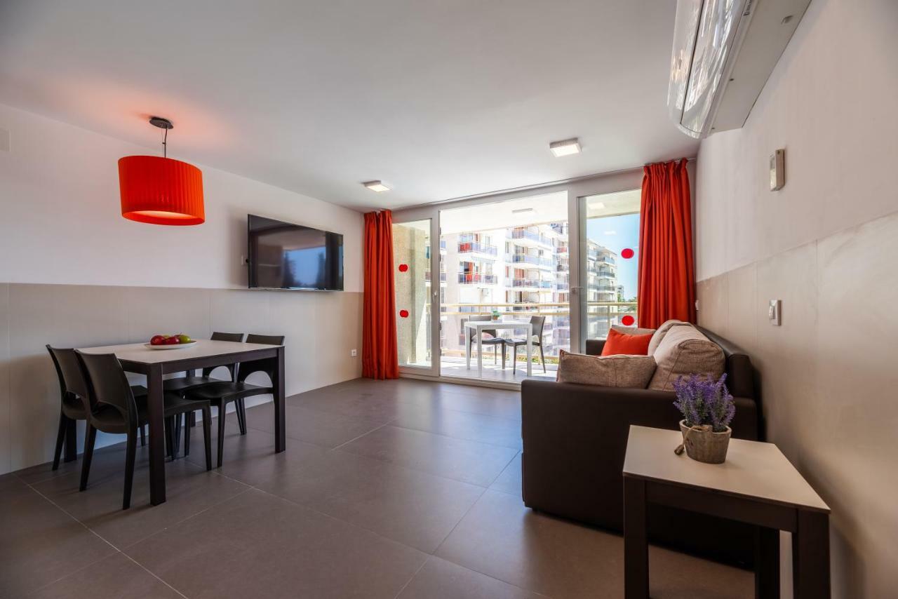 Rentalmar Navarra Family Suites Salou Oda fotoğraf